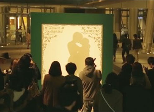 Ambient Marketing Kissing Silhouette Booth
